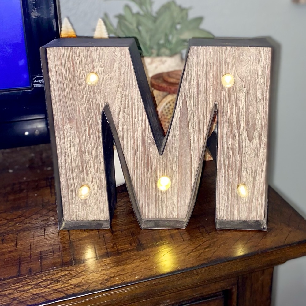 LIGHT UP “M” MARQUEE SIGN - LIKE NEW